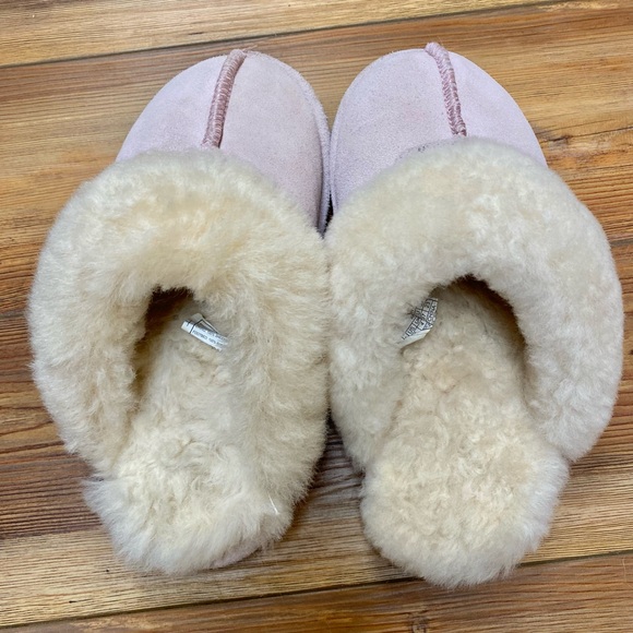 Womens Bearpaw Pink Suede Slippers with cozy Fur Lining - Picture 1 of 4